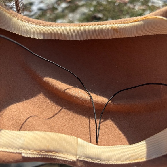 Vintage avant garde tan mesh wool ruffle fascinator hat with chin strap - Picture 11 of 11